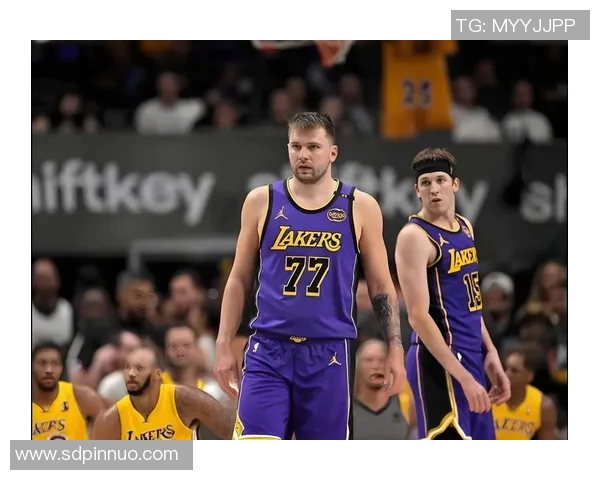 湖人激战火箭！八村塁打铁 里夫斯爆发 东契奇次节发力